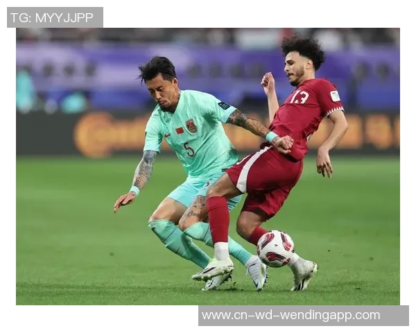 中国队迎战卡塔尔队全力争胜展现足球实力与团队精神